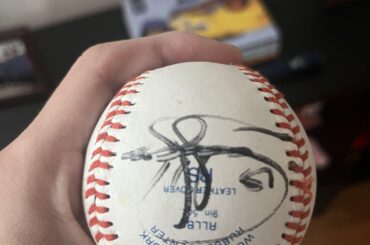 Pouvez-vous m’aider à identifier ces deux balles de baseball signées que mon oncle m’a données ?