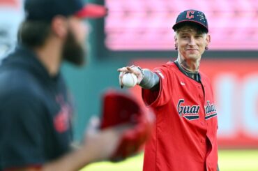 Le premier lancer de Machine Gun Kelly lors du match Guardians-Cubs s'est terminé dans les tribunes