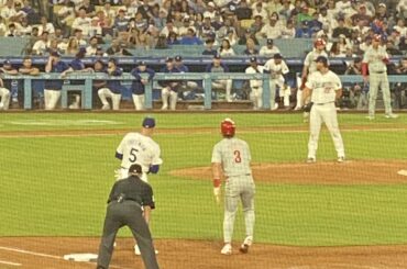 J'ai pris une photo avec trois futurs membres du Temple de la renommée lors du match des Dodgers des Phillies hier soir. Quelqu'un d'autre a-t-il une photo mémorable d'un match auquel il a assisté ?