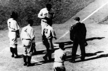 Le maillot emblématique de Babe Ruth, "Appelé son coup", vendu pour un montant record de 24 millions de dollars, mis à mal par la récente vente du maillot de Michael Jordan