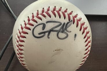 Quelqu'un peut-il m'aider à identifier les signatures de ces 2 joueurs de Cleveland ?