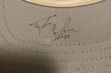 Signature d'identification sur le chapeau des Cubs, ça pourrait être quelque chose, ça pourrait être rien, récupéré dans une bonne cause pour 10 cents. Des idées ?