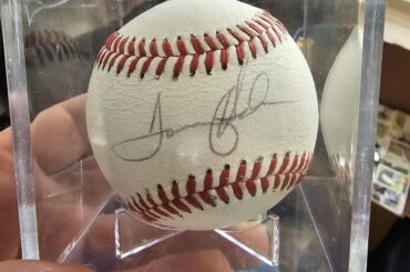 J'essaie de découvrir à qui appartient cet autographe de baseball.