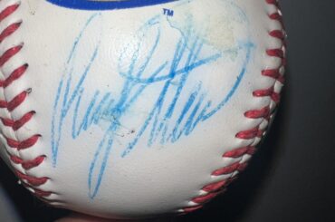 Est-ce que quelqu'un sait à qui appartient cet autographe ?