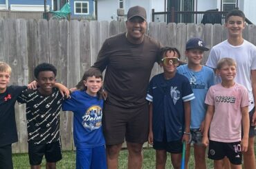 « Salvy Perez est dans le jardin ! » La star des Royals rejoint le match de Wiffle Ball pour enfants