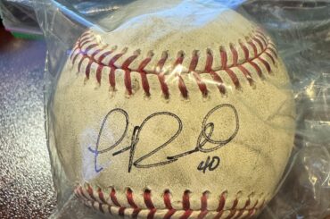 On m'a donné cette balle de baseball. Quelqu'un sait à qui appartient cette signature ?