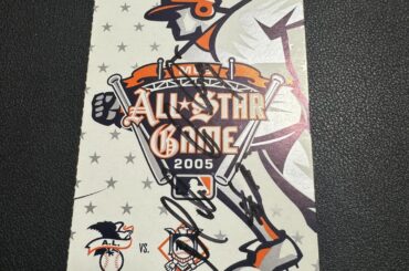 Besoin d'aide pour savoir qui a signé ce billet pour le match des étoiles de la MLB 2005