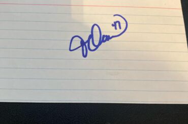 Est-ce que quelqu'un sait qui est cette signature signée des années 1990, je crois que c'est du baseball mais je pensais que c'était John Olerud, je me suis trompé de numéro 47 ?