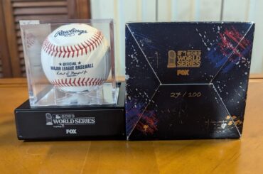J'ai acheté cette balle de baseball des World Series 2023 pour 4 $ aujourd'hui. Numérotée 27 sur 100. Je ne connais/reconnais pas les signatures malheureusement, ou même si elles sont légitimes.