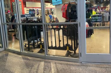 Une altercation s'est produite entre les supporters du match Diamondbacks-Dodgers en Arizona, et l'un d'eux a été jeté à travers la vitrine de la boutique de souvenirs.