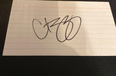 Est-ce que quelqu'un connaît cette signature autographe des années 1990, soit au hockey, soit au baseball ? Celui-ci est difficile, voyons qui peut l'obtenir.