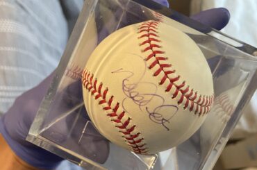 Besoin d'aide ici, quelqu'un sait qui est la signature que nous avons ici ? Le joueur des Yankees est tout ce que nous connaissons personnellement