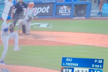 Des gens effrayants derrière le marbre