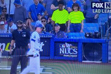 Est-ce que quelqu'un voit ça ?! Je regarde le match des Dodgers et j'ai l'impression d'être hanté.