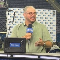 (@TomFornelli) Je pense que cela en dit long sur les Padres et le pardon que, même après que les fans des Dodgers leur aient lancé des objets depuis les gradins, ils continuent de frapper des balles dans les gradins pour que les fans des Dodgers leur lancent.
