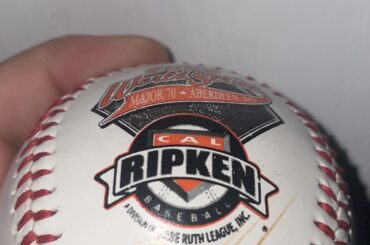 À QUI EST CET AUTOGRAPHE, JE CROIS QUE C'EST UN JOUEUR DES YANKEES