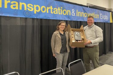 Nommer un camion poubelle pour Bob Uecker ?