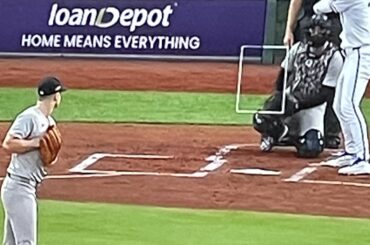 Je sais qu'on l'appelle « l'homme des Marlins », mais QUI EST-IL et comment obtient-il des billets privilégiés pour tous ces grands matchs ?