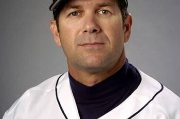 Je cherche depuis 25 ans, mais je ne trouve pas d'images de l'Ejection d'Edgar Martinez contre les Angels en 2001. J'ai vu des articles là-dessus mais pas d'images de jeu.