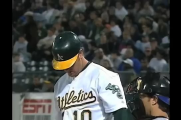 Scott Hatteberg frappe un coup de circuit et permet aux Oakland Athletics de remporter un record de la Ligue américaine 20 matchs consécutifs