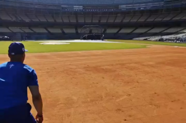 Une vidéo POV de Mookie Betts à l'entraînement, donnant des conseils à son cousin qui prend des balles au sol à l'arrêt-court.