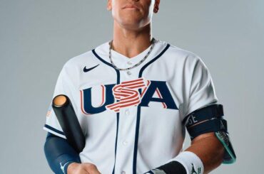 Aaron Judge posant dans son maillot de l'équipe américaine dans le cadre de la séance photo de couverture de MLB The Show 26