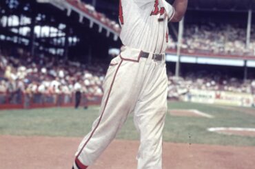 BHM : Hank Aaron reste dans le top 3 de tous les temps pour les coups sûrs (3 771-3e), les circuits (755-2e), les points produits (2 297-1er), les bases totales (6 856-1er) et les coups sûrs supplémentaires (1 477-1er). Nommé All-Star 25 fois, un record, Aaron est né OTD en 1934.