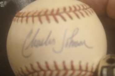 Le baseball signé se demandait qui c'était et est-ce réel