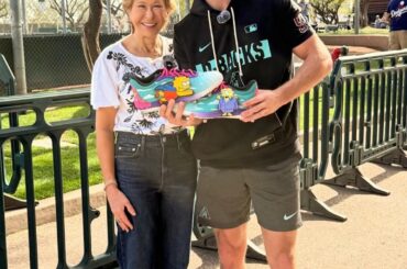 Le lanceur des Diamonbacks Drey Jameson poste ses crampons Lisa Simpson, aux côtés de Yeardley Smith (voix de Lisa)