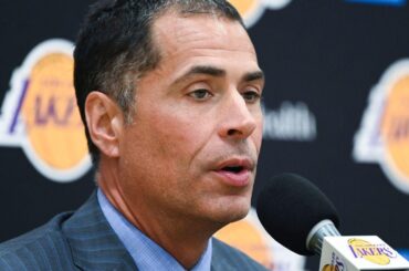 (ESPN) Les Lakers se tournent vers une équipe modèle après les champions consécutifs des Dodgers. Pelinka s'adressait aux journalistes pour la première fois depuis que le propriétaire des Dodgers, Mark Walter, a acheté les Lakers pour 10 milliards de dollars : comment les Dodgers ont construit leur front office, ils n'épargneront aucune dépense pour être le meilleur front office au monde. »