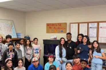 (Langs) Une classe d'école primaire a écrit à Ozzie Albies pour lui demander des recommandations de poissons pour son nouvel animal de compagnie. Il s'est présenté et leur a appris à en prendre soin, a tout mis en place et leur a offert un de ses propres poissons.