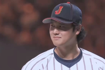 Ohtani devient ému alors que l'hymne national du Japon retentit avant le match de préparation d'hier soir entre l'équipe Samurai et les Chunichi Dragons.