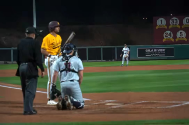 Alors que Dominic Longo, de l'Arizona State, est prêt à se battre, un enfant dans les tribunes crie "23 ans, ma mère pense que tu es sexy!" Il frappe ensuite un home run du terrain opposé