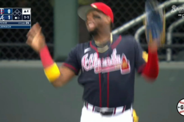 (Highlight) Ronald Coin Jr. se moque de la verticale d'Ozzie Albies