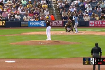 (Point culminant) Le premier succès de Jett Williams à l'entraînement de printemps avec les Brewers est un triple.