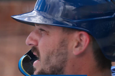 Vinnie Pasquantino a un micro pendant l'entraînement au bâton