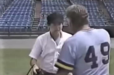 Earl Weaver enseigne à Bob Uecker comment se faire lancer