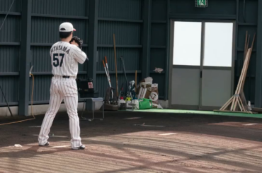 (Netflix Japon) Yu Darvish (qui occupe un rôle de conseiller pour Samurai Japan ce WBC 2026) encadre le RHP Koki Kitayama, 26 ans, lors de sa séance d'enclos des releveurs, fournissant des conseils sur l'horloge de pitch et le PitchCom ainsi que sur la profondeur de la prise de sa balle courbe.