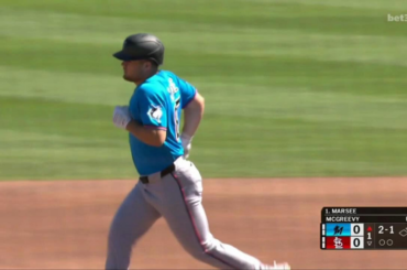 Jakob Marsee perd sa batte dès le premier swing et réussit finalement un home run de 401 pieds