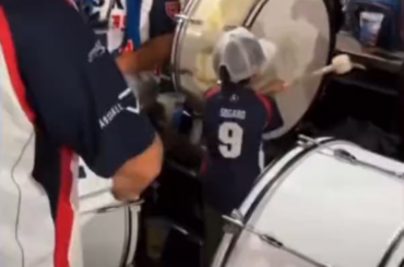 Le groupe tchèque de supporters de baseball « Ultras » s'est formé en s'inspirant du Japon, encourageant chaleureusement leur équipe et donnant le meilleur d'eux-mêmes.