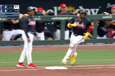 (Point culminant) Ronald Acuña Jr. frappe un simple de 397 pieds lors de son premier entraînement de printemps AB