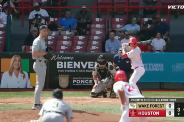 (Point culminant) Le premier point de la saison de baseball universitaire 2026 est marqué par Houston sur un lancer bâclé au premier