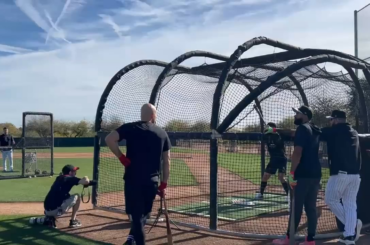 Ce n'est qu'un entraînement au bâton, mais voici cinq swings de Munetaka Murakami. Premier swing : HR au centre. Quatrième swing : HR vers la gauche. Cinquième swing : RH à droite.