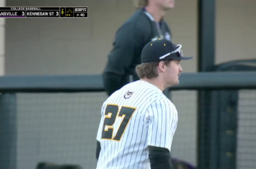 Bonjour chers arbitres de canapé, cela a été appelé un retrait lors du match Kennesaw State-Evansville. Quel est ton appel ?