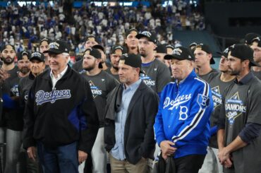 Andrew Friedman et d'autres dirigeants des Dodgers obtiennent de nouveaux rôles avec les Lakers après une vente de 10 milliards de dollars