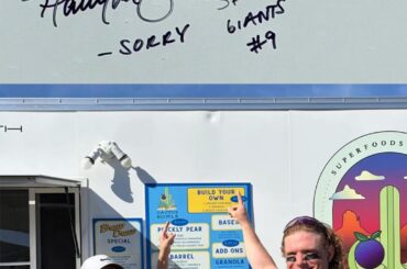 Harrison Bader a frappé un circuit aujourd'hui qui a endommagé un food truck. Il a ensuite signé près de la bosse du food truck après le match.