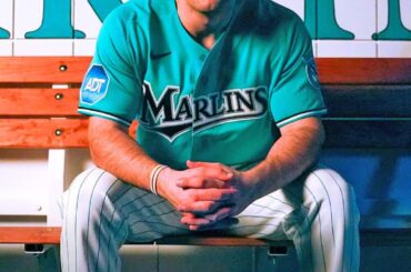 Les Marlins dévoilent leurs nouveaux maillots rétro pour la saison 2026.