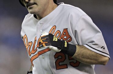 Après avoir été hué bruyamment lors de sa première présence au bâton contre les Blue Jays en 2005, Rafael Palmeiro portait des bouchons d'oreille la prochaine fois qu'il est venu au marbre. Palmeiro venait de sortir d'une suspension pour utilisation PED.