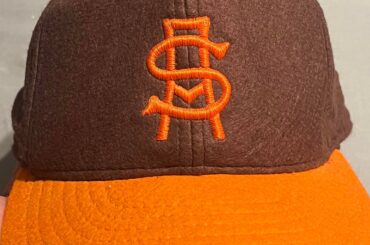 J'ai ce chapeau que j'ai trouvé en friperie et je ne connais pas l'âge, l'équipe ou l'année de fabrication. Si quelqu'un a des idées, partagez-les. Merci!