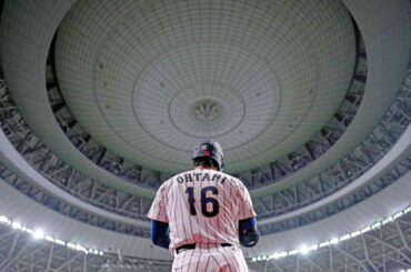 Shohei Ohtani au Tokyo Dome avant une présence au bâton lors de l'exhibition de l'équipe japonaise contre les Orix Buffaloes